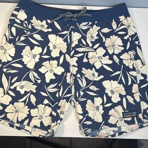 Patagonia Wavefarer Board Shorts Men’s 33 8” Inseam blue floral